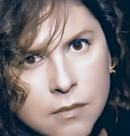 Portrait photo of Nadja Kristi